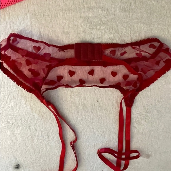 Sheer Red Heart garter - Picture 3 of 5